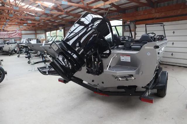 Slide: The Image of Crestliner 1850 Sportfish 2026 - 4