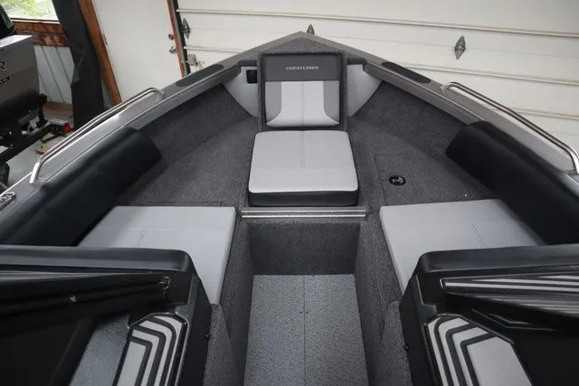 Slide: The Image of Crestliner 1850 Sportfish 2026 - 6