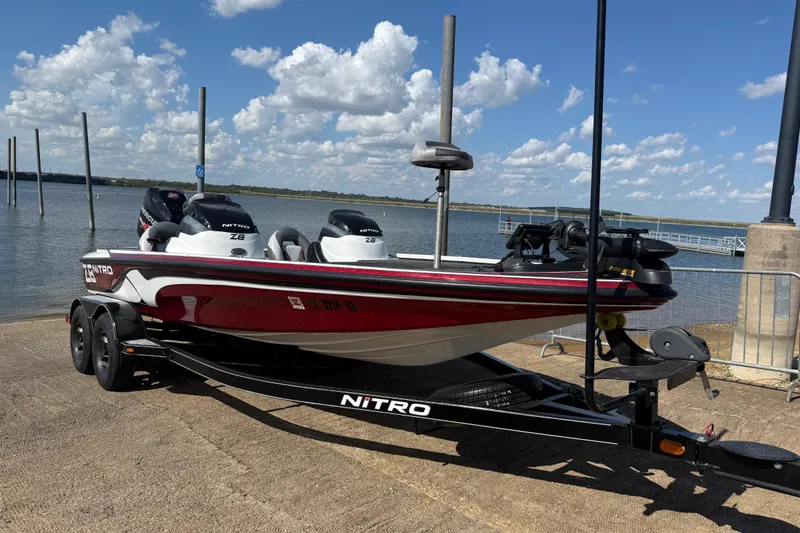 Slide: The Image of Two control dials labeled "Open" and "Closed" on a 2015 Nitro Z-8 boat. - 43