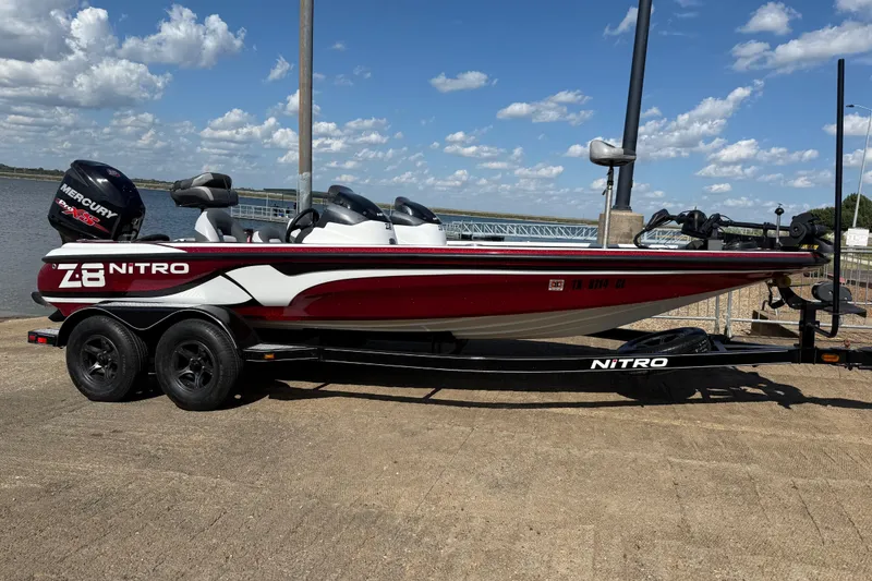 Slide: The Image of Lowrance HDS7 fishfinder on 2015 Nitro Z-8 boat dashboard. - 46