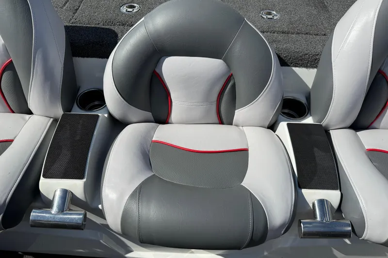 Slide: The Image of Dashboard of a 2015 Nitro Z-8 boat with Lowrance HDS system. - 74