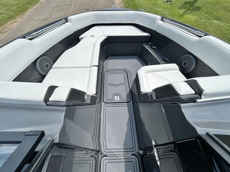 Slide: The Image of Cobalt R8 Surf 2026 - 15