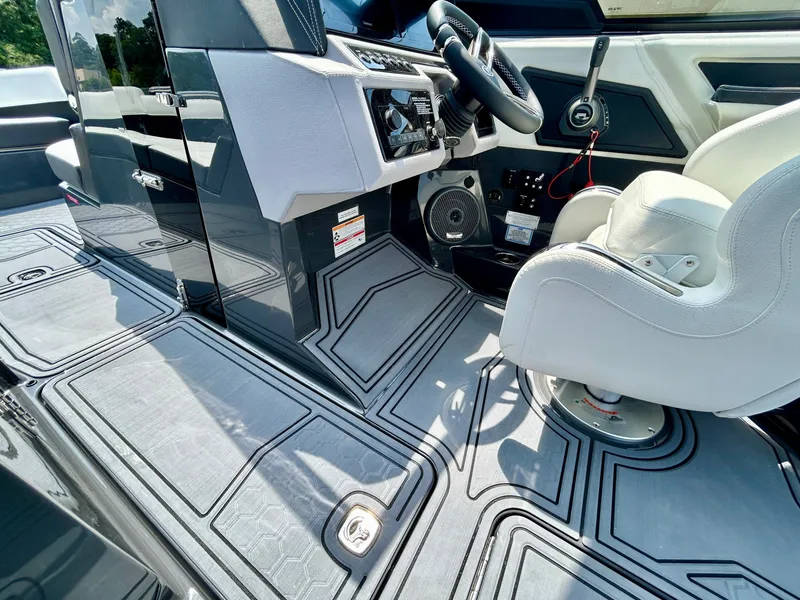 Slide: The Image of Cobalt R8 Surf 2026 - 32