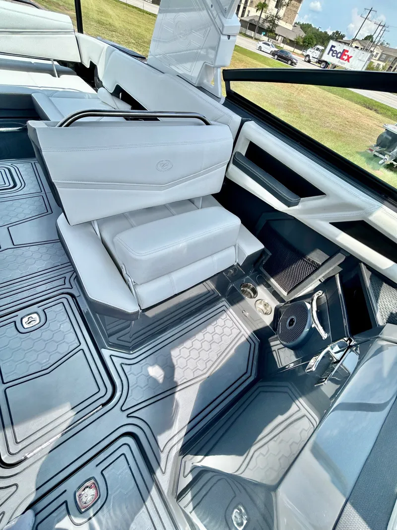 Slide: The Image of Cobalt R8 Surf 2026 - 33