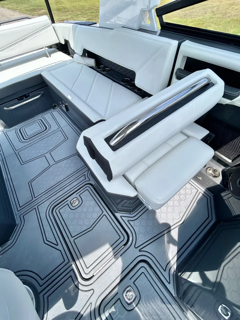 Slide: The Image of Cobalt R8 Surf 2026 - 35