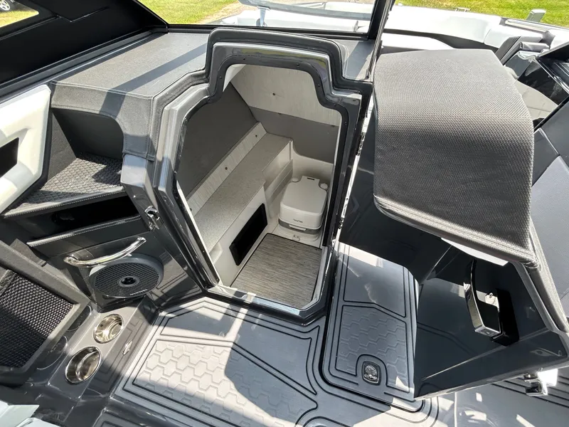 Slide: The Image of Cobalt R8 Surf 2026 - 40