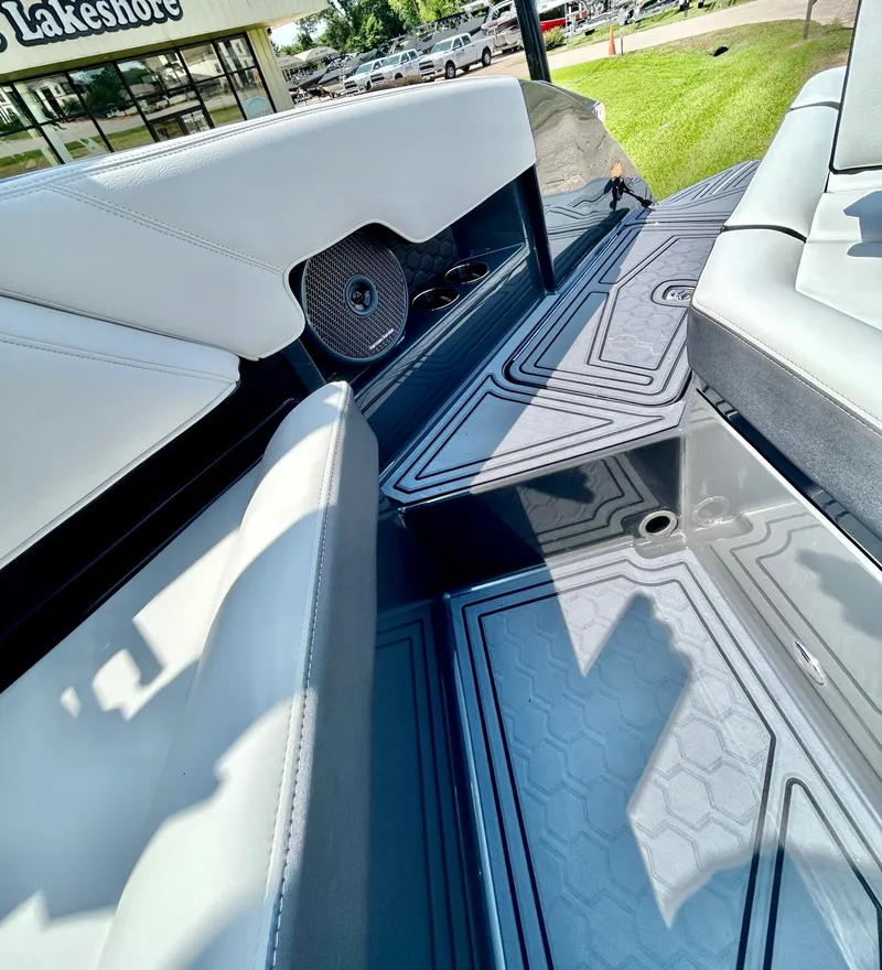 Slide: The Image of Cobalt R8 Surf 2026 - 50