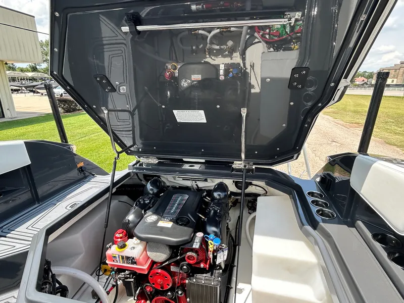 Slide: The Image of Cobalt R8 Surf 2026 - 63