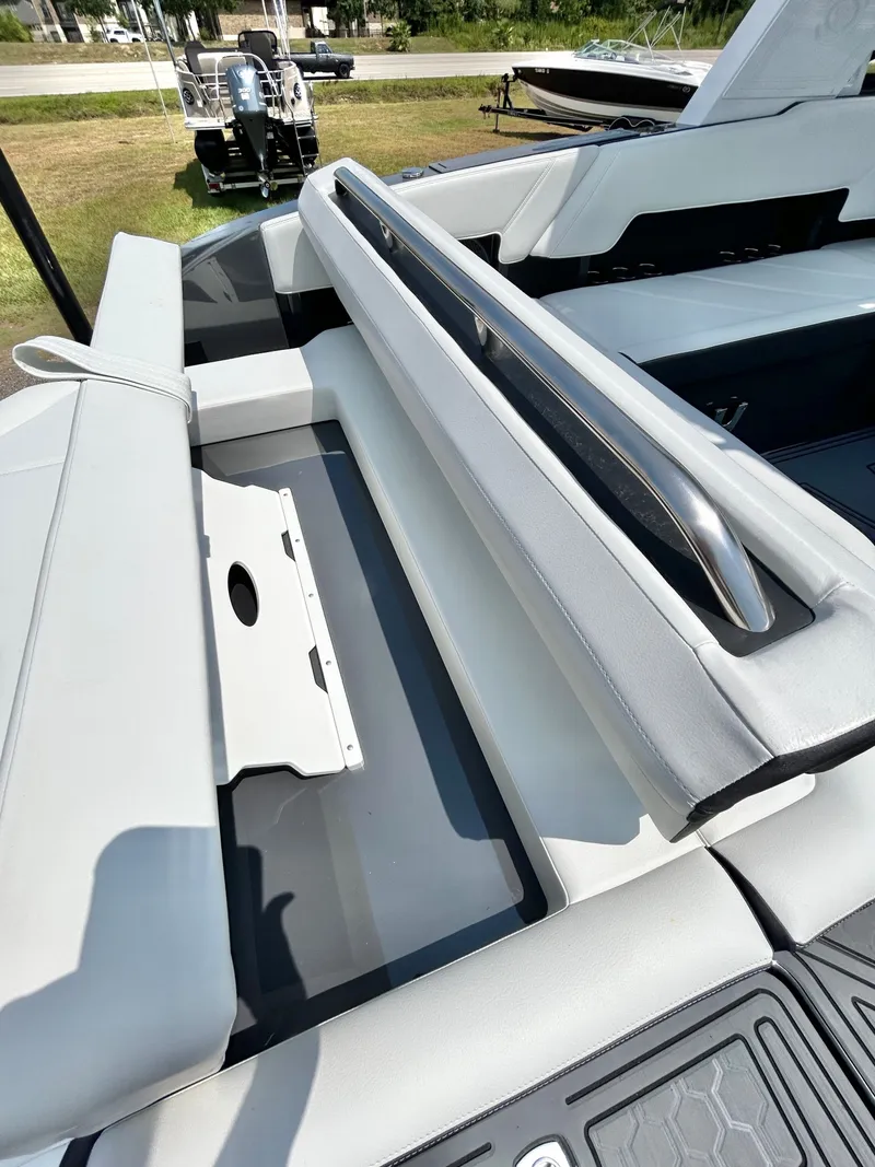 Slide: The Image of Cobalt R8 Surf 2026 - 72