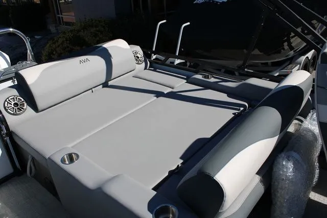 Slide: The Image of Avalon LSZ 2385 Versatile Rear Lounger 2025 - 6