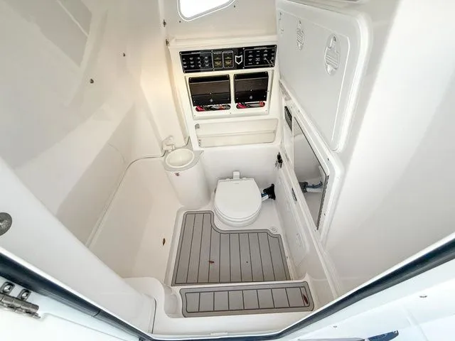 Slide: The Image of Sea Fox 288 Commander 2025 - 32