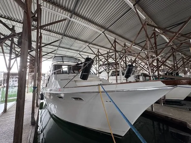 Slide: The Image of Bayliner 4588 Pilothouse 1992 - 4