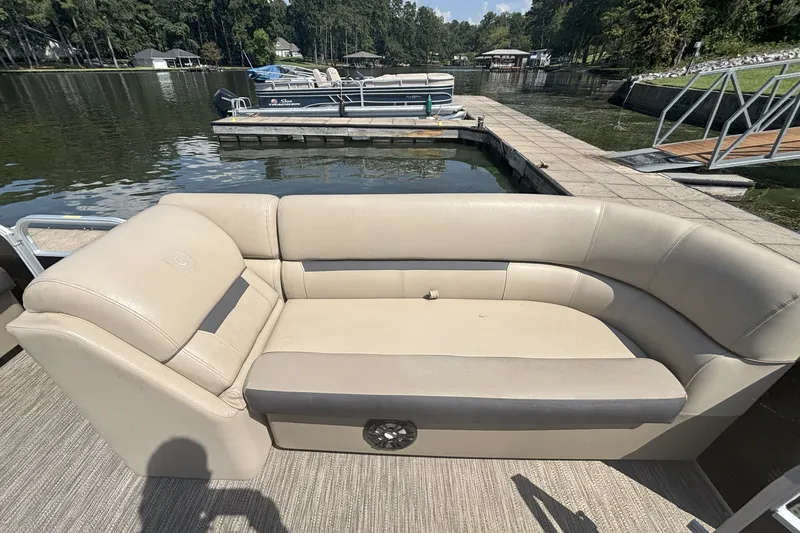 Slide: The Image of Sweetwater 2286SB Tritoon 2022 - 4