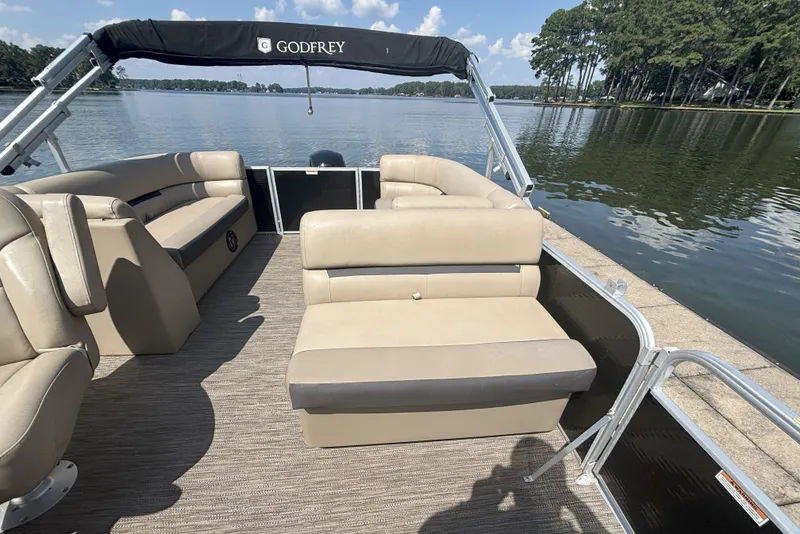 Slide: The Image of Sweetwater 2286SB Tritoon 2022 - 5