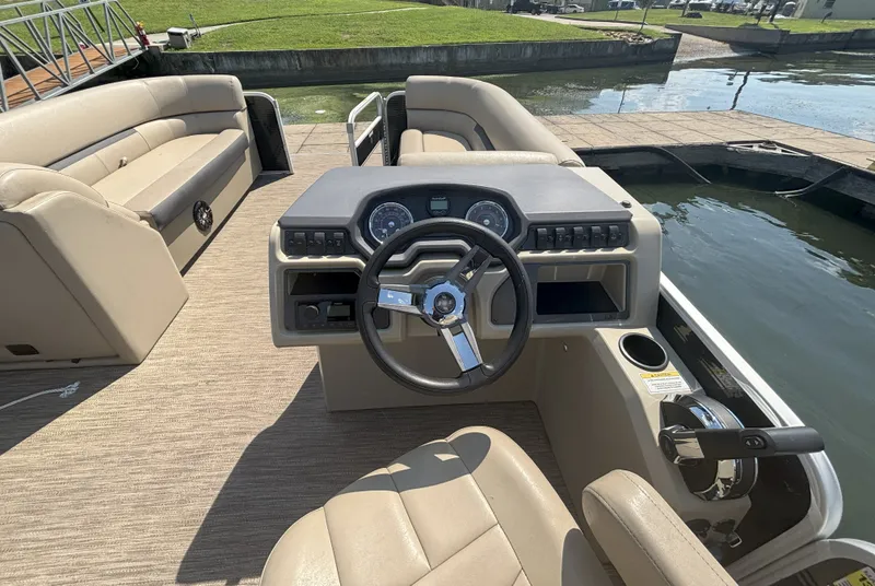 Slide: The Image of Sweetwater 2286SB Tritoon 2022 - 6
