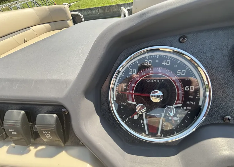 Slide: The Image of Sweetwater 2286SB Tritoon 2022 - 7