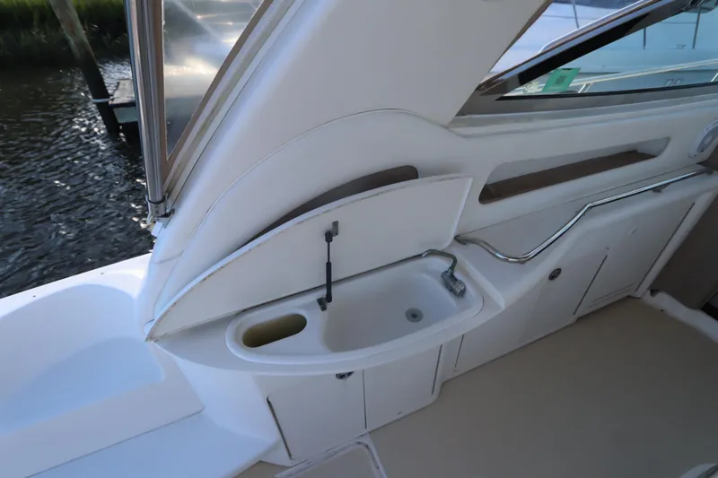 Slide: The Image of Cockpit sink area on a 2000 Sea Ray 460 Sundancer yacht. - 16