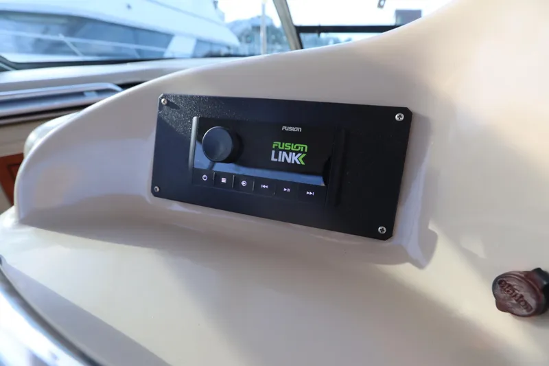 Slide: The Image of Fusion Link audio system on 2000 Sea Ray 460 Sundancer yacht dashboard. - 25