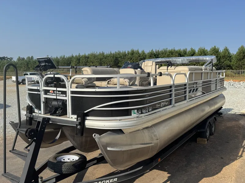 Slide: The Image of Sun Tracker Party Barge 24 DLX loaded with Electronics 2021 - 12