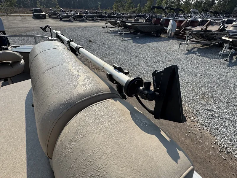 Slide: The Image of Sun Tracker Party Barge 24 DLX loaded with Electronics 2021 - 6