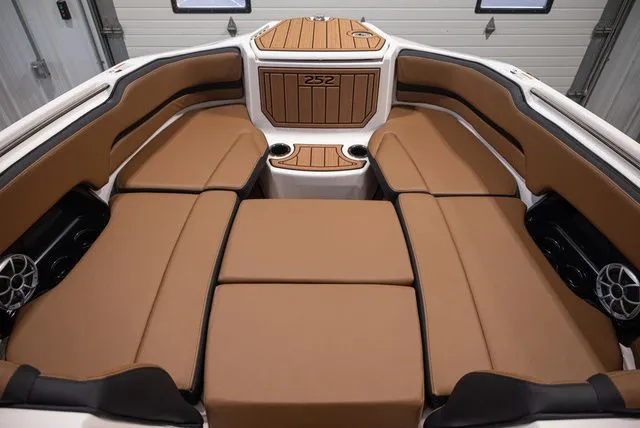 Slide: The Image of Yamaha 252SE 2026 - 10