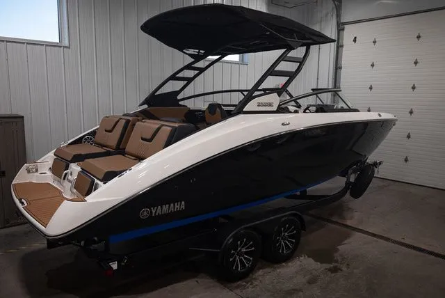 Slide: The Image of Yamaha 252SE 2026 - 3