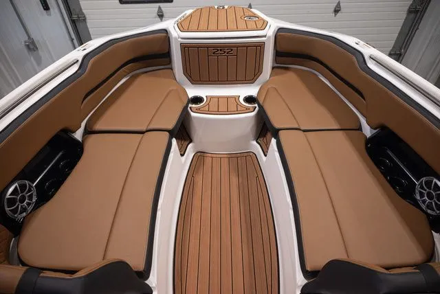 Slide: The Image of Yamaha 252SE 2026 - 9