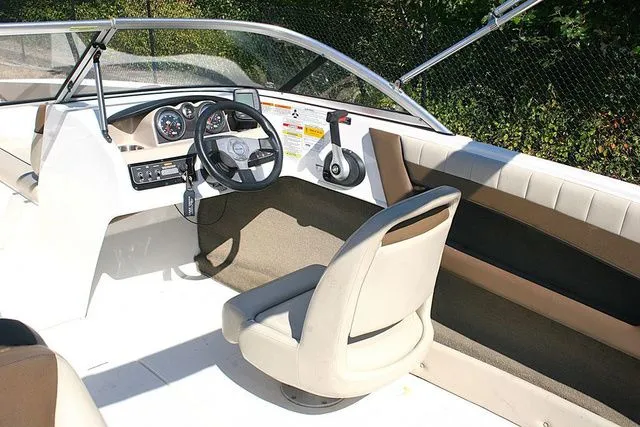 Slide: The Image of Bayliner 195 Bowrider 2015 - 6