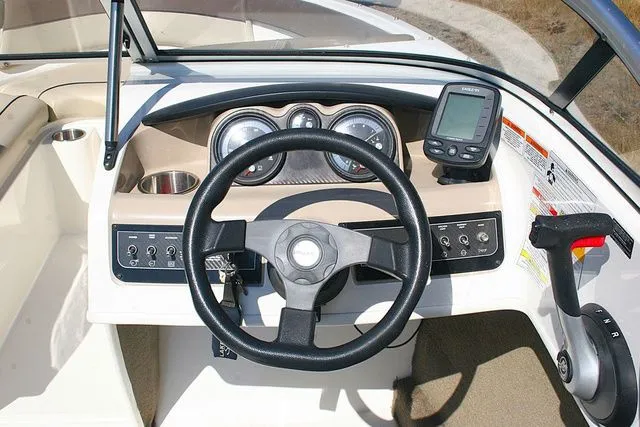 Slide: The Image of Bayliner 195 Bowrider 2015 - 8