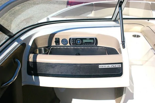 Slide: The Image of Bayliner 195 Bowrider 2015 - 9