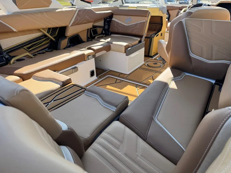 Slide: The Image of Tigé Ultré 23ZX 2026 - 11