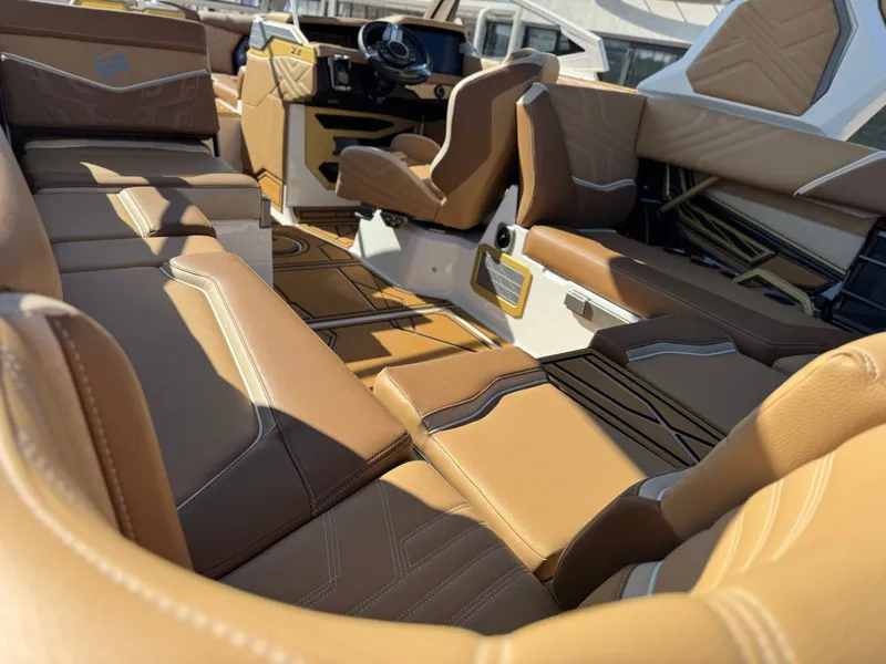 Slide: The Image of Tigé Ultré 23ZX 2026 - 13