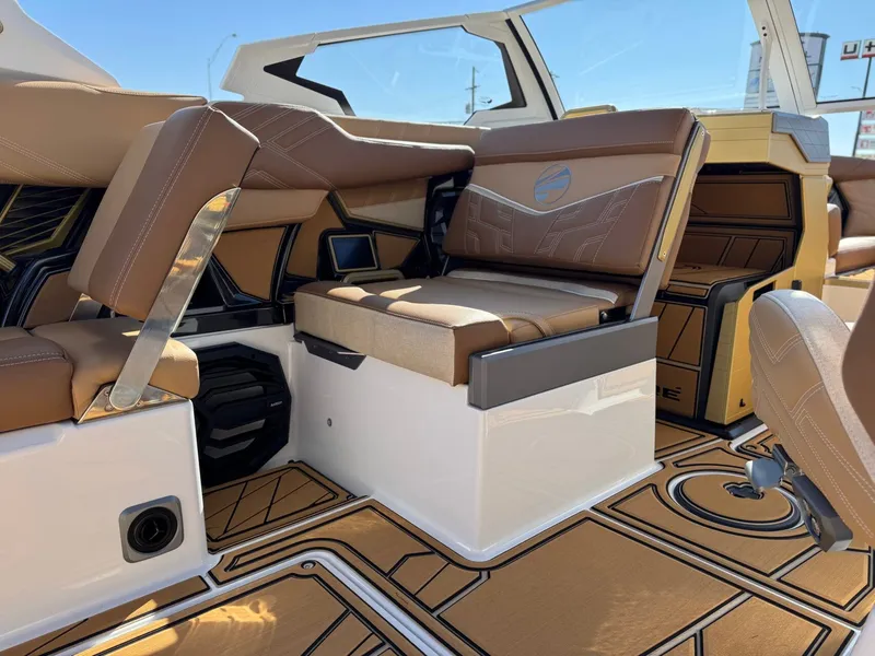 Slide: The Image of Tigé Ultré 23ZX 2026 - 14