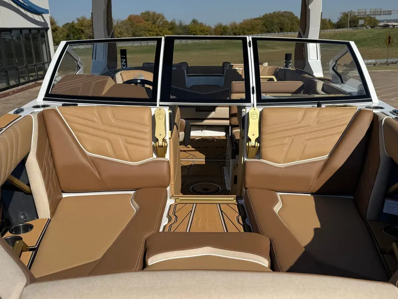 Slide: The Image of Tigé Ultré 23ZX 2026 - 23