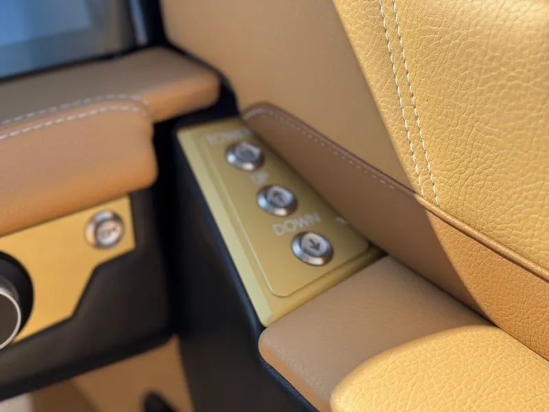 Slide: The Image of Tigé Ultré 23ZX 2026 - 27