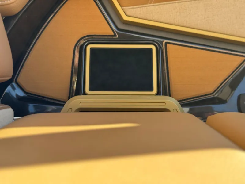 Slide: The Image of Tigé Ultré 23ZX 2026 - 30