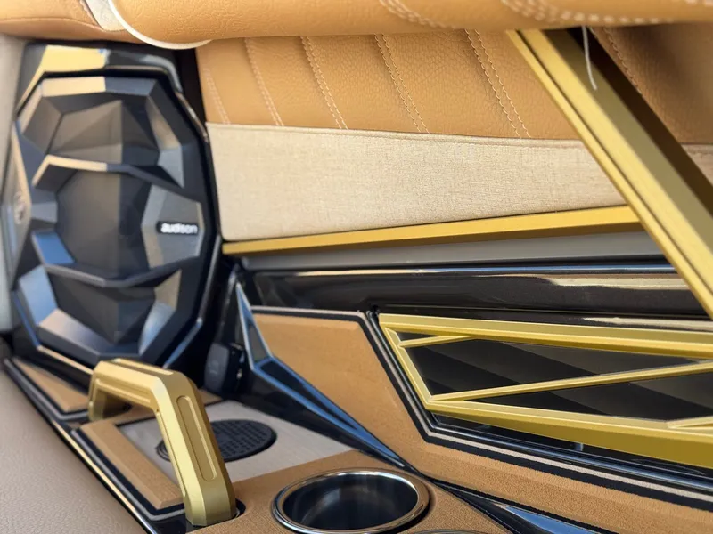 Slide: The Image of Tigé Ultré 23ZX 2026 - 31