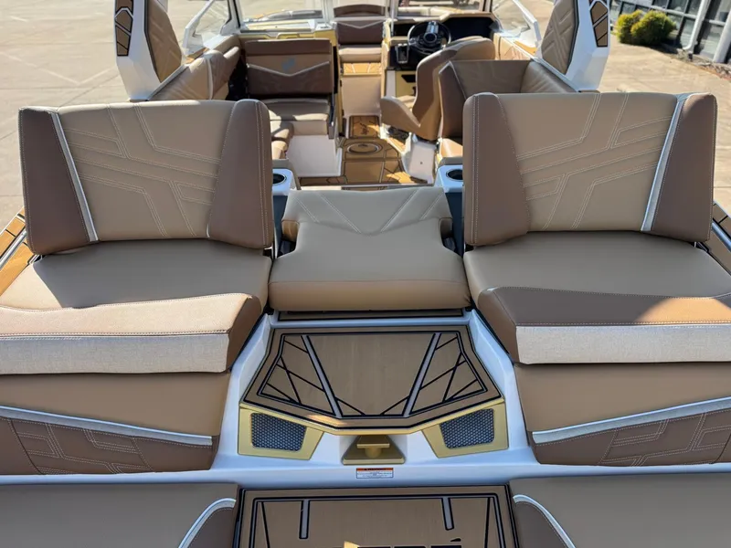 Slide: The Image of Tigé Ultré 23ZX 2026 - 8