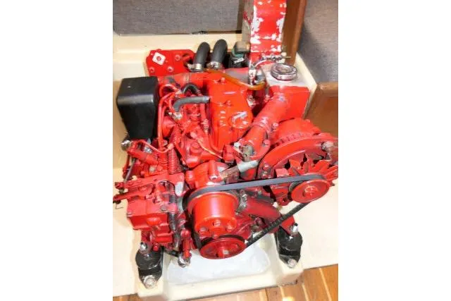Slide: The Image of Red Tartan 3100 engine from 1995, showcasing detailed mechanical components. - 41