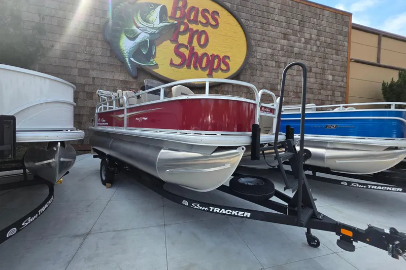 The Image of 2025 Sun Tracker Bass Buggy 18 DLX pontoon boat displayed at Bass Pro Shops. - 0