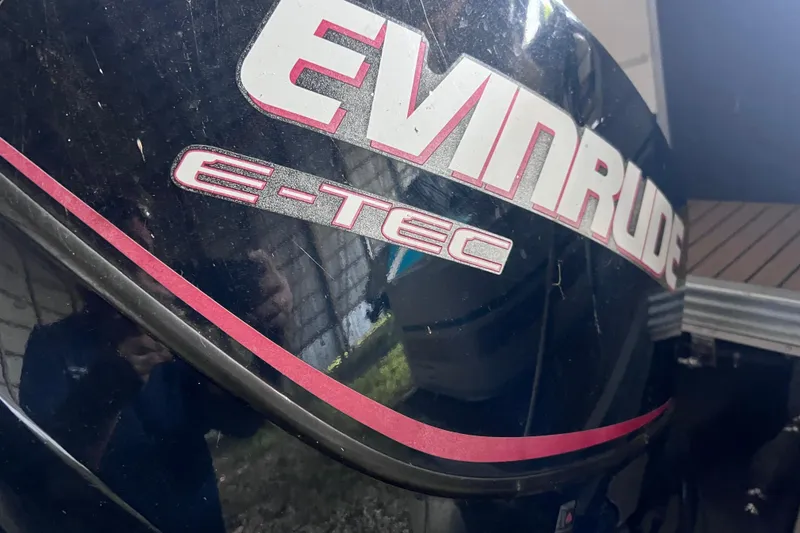 Slide: The Image of Evinrude E-TEC engine on a 2006 Manitou 24 Osprey boat. - 17