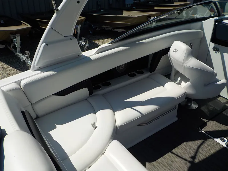 Slide: The Image of Four Winns HD8 OB 2023 - 11