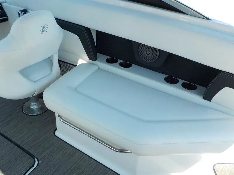 Slide: The Image of Four Winns HD8 OB 2023 - 13