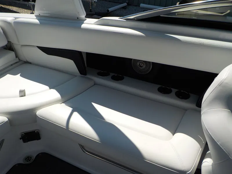 Slide: The Image of Four Winns HD8 OB 2023 - 14