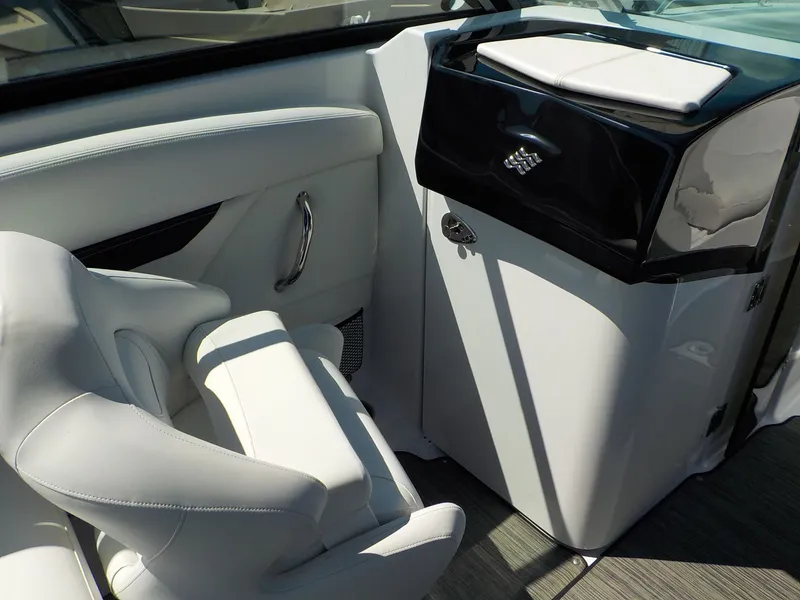 Slide: The Image of Four Winns HD8 OB 2023 - 15