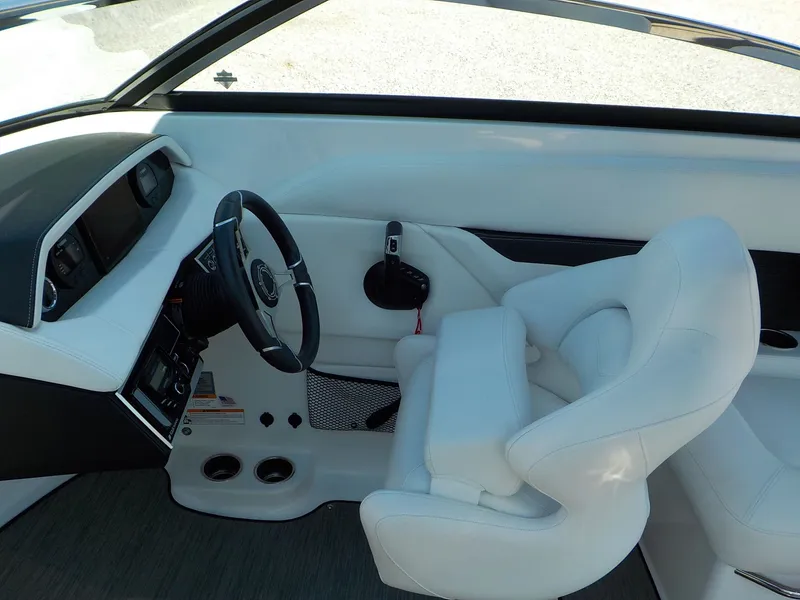 Slide: The Image of Four Winns HD8 OB 2023 - 17