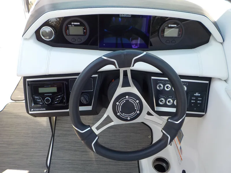 Slide: The Image of Four Winns HD8 OB 2023 - 18