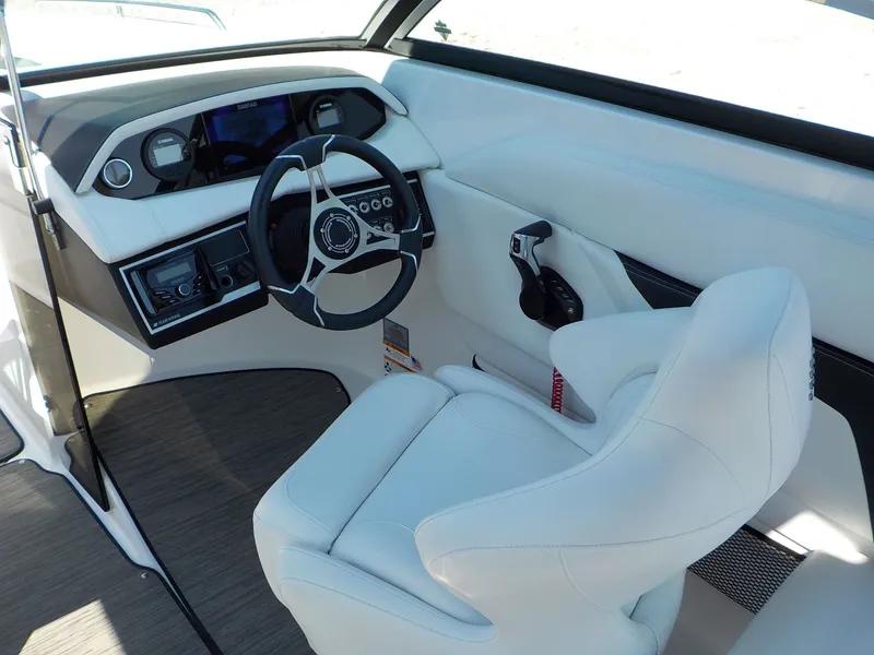 Slide: The Image of Four Winns HD8 OB 2023 - 19