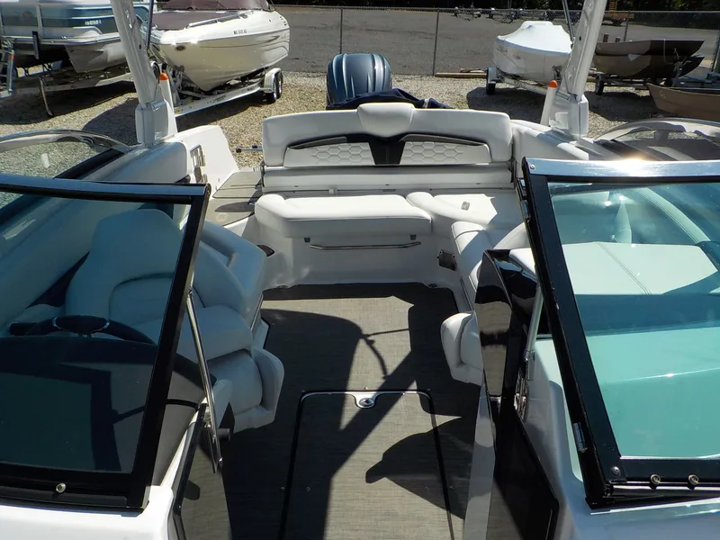 Slide: The Image of Four Winns HD8 OB 2023 - 21