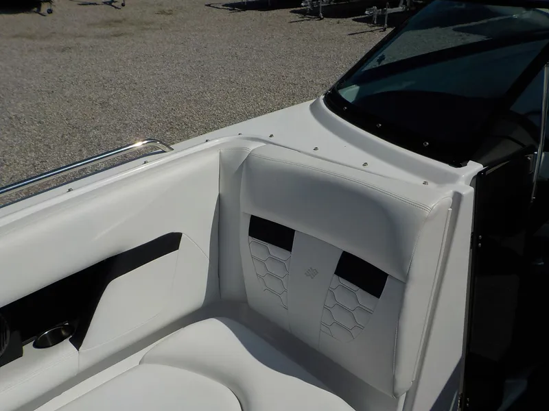 Slide: The Image of Four Winns HD8 OB 2023 - 32